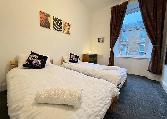 2 Bed Flat - Street Parking شقة *