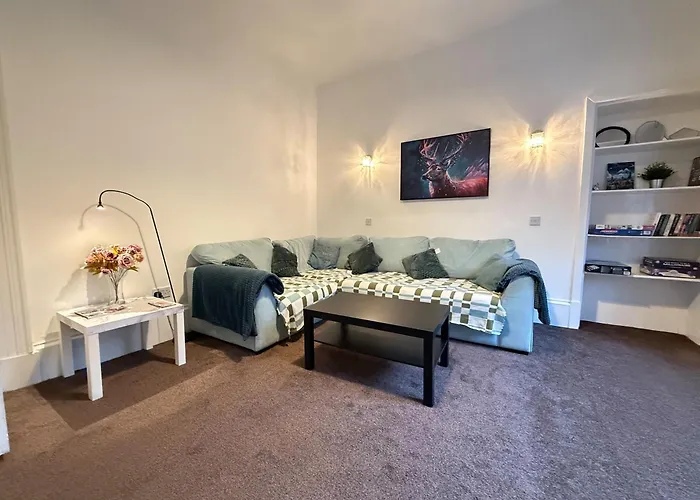 2 Bed Flat - Street Parking