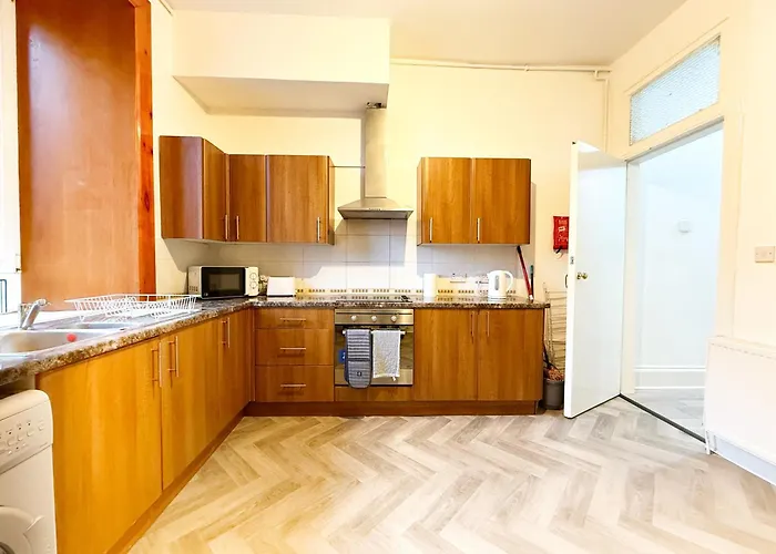 2 Bed Flat - Street Parking *