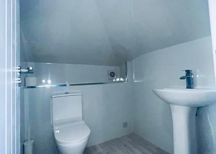 Modern 2 Bedroom House With Loft Conversion Lägenhet