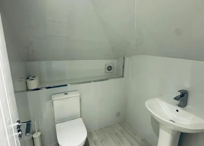 Modern 2 Bedroom House With Loft Conversion Lägenhet *