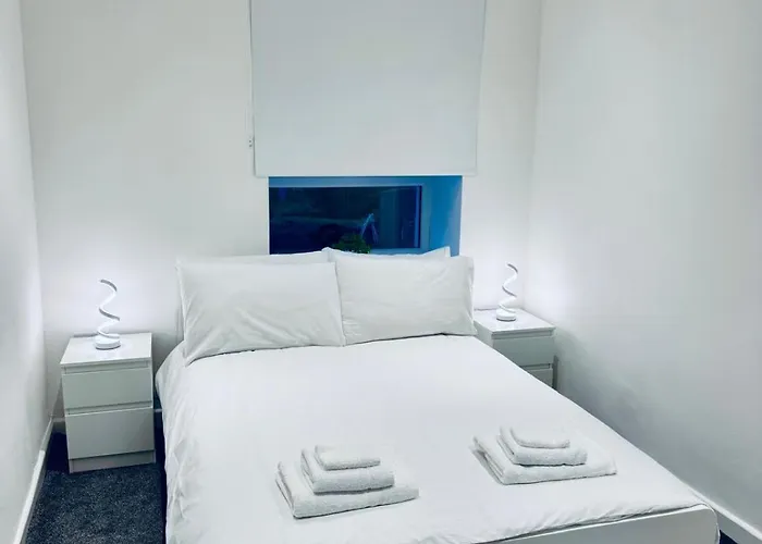 Modern 2 Bedroom House With Loft Conversion Lägenhet *