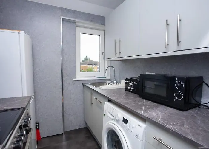 3 Bed Flat With Parking Apartman Glasgow