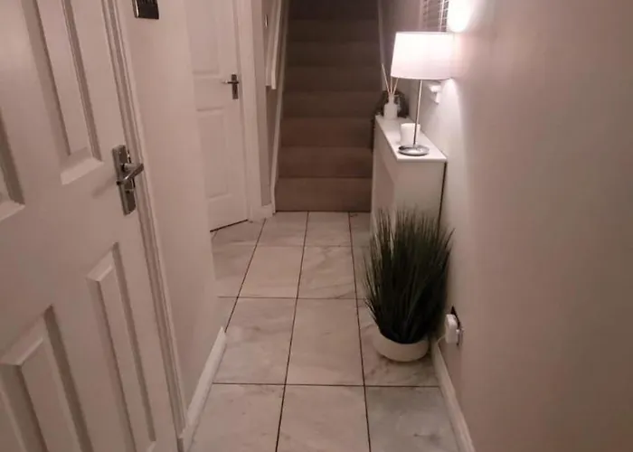 3 Bedroom Sleeps 6 Free Parking