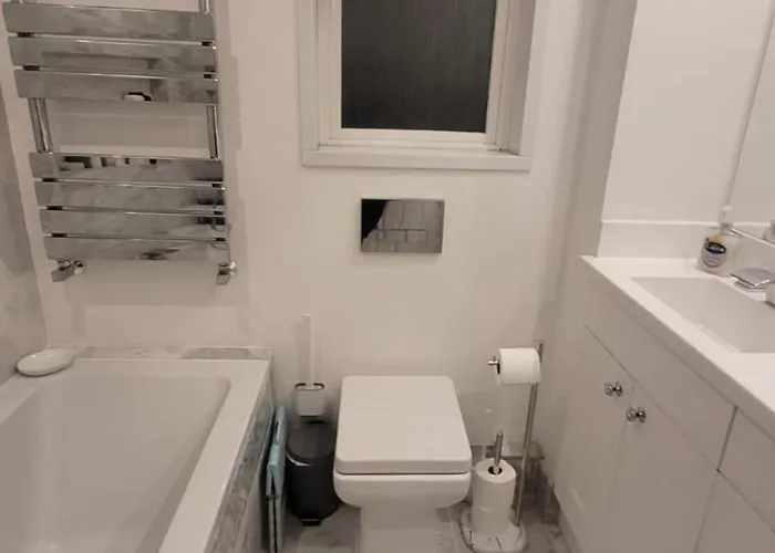 Dom wakacyjny 3 Bedroom Sleeps 6 Free Parking