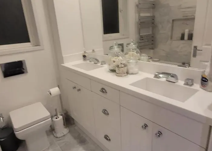 Dom wakacyjny 3 Bedroom Sleeps 6 Free Parking