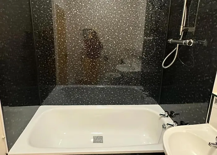 Apartament - Sleeps 2 & Freeparking During Weekend