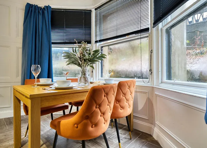 Spacious 4 Bedroom Near West End Apartment *