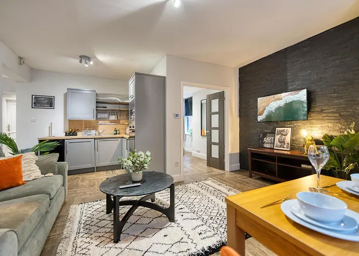 Spacious 4 Bedroom Near West End Apartamento *