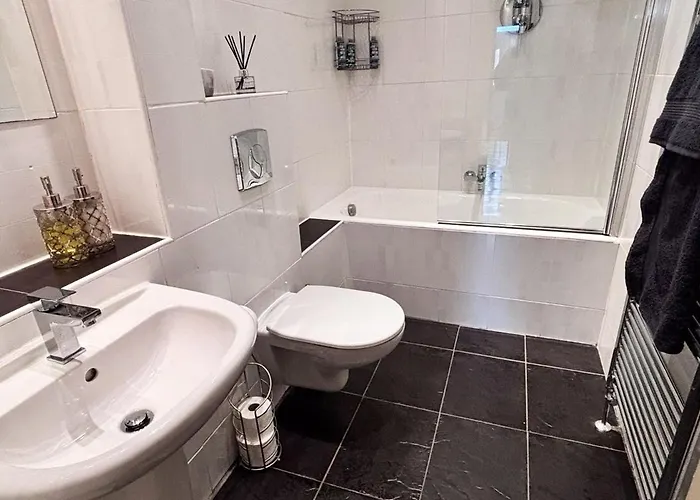 - Large Stylish 2 Bed Flat In Unique Ibrox Location Walking Distance To Subway And Free On-street Parking