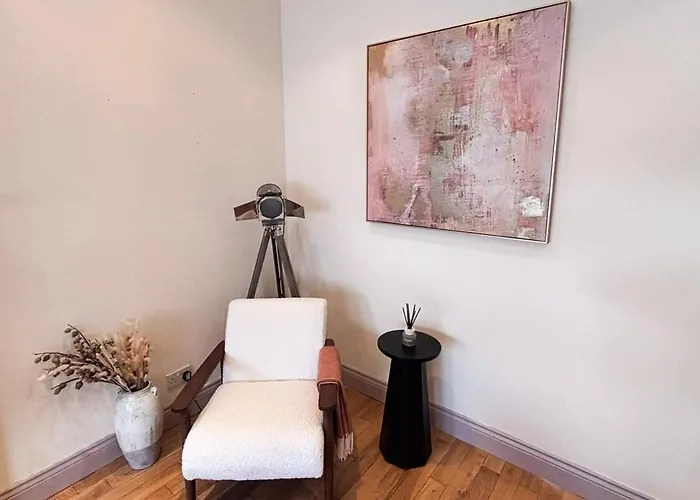 - Large Stylish 2 Bed Flat In Unique Ibrox Location Walking Distance To Subway And Free On-street Parking Appartement *