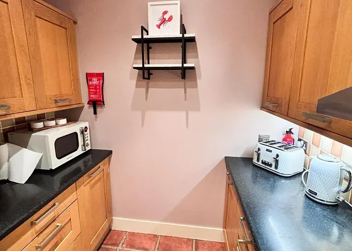 - Large Stylish 2 Bed Flat In Unique Ibrox Location Walking Distance To Subway And Free On-street Parking *