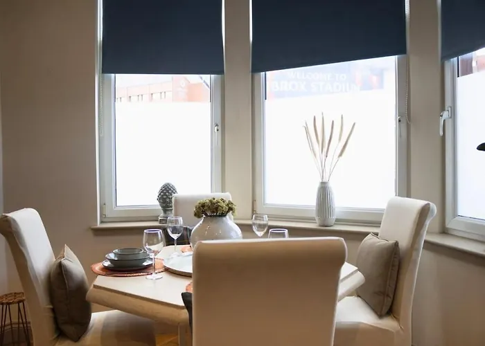 - Large Stylish 2 Bed Flat In Unique Ibrox Location Walking Distance To Subway And Free On-street Parking