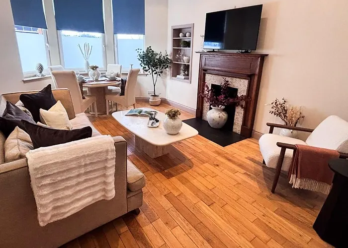 - Large Stylish 2 Bed Flat In Unique Ibrox Location Walking Distance To Subway And Free On-street Parking Appartement *