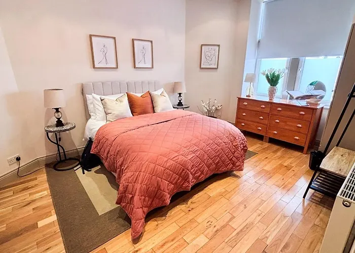 - Large Stylish 2 Bed Flat In Unique Ibrox Location Walking Distance To Subway And Free On-street Parking * Glasgow