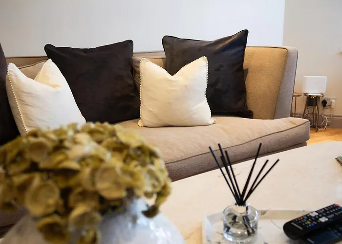 - Large Stylish 2 Bed Flat In Unique Ibrox Location Walking Distance To Subway And Free On-street Parking *