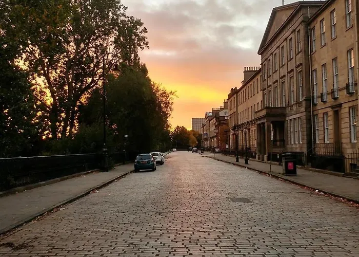 Quiet Centre, King & Sofa Bed * Глазго