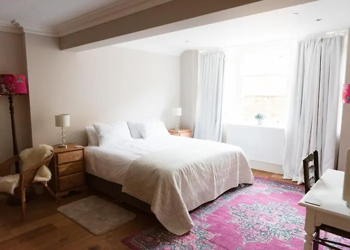 Апартаменты Elegant West End Flat In *