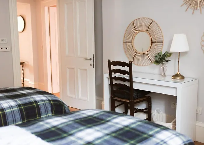 Elegant West End Flat In *