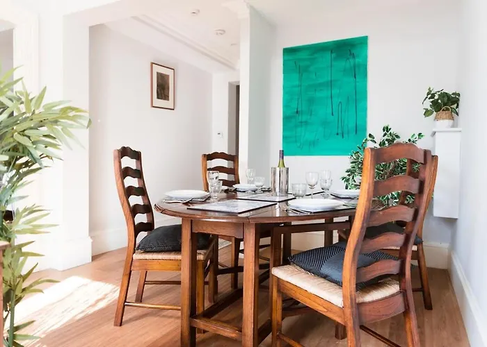 Elegant West End Flat In Глазго