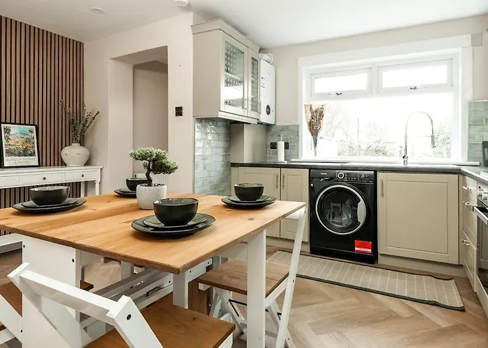 Spacious 3 Bed In With Free Parking 度假居 *