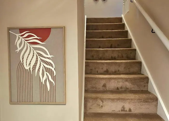 Spacious 3 Bed In With Free Parking 度假居