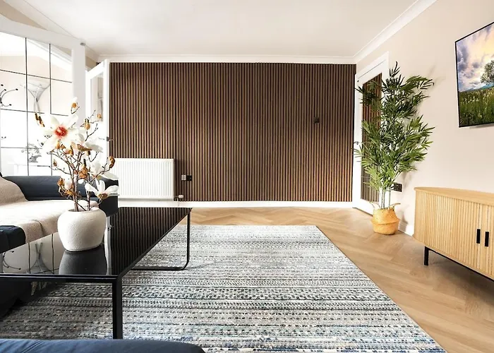 Spacious 3 Bed In With Free Parking *