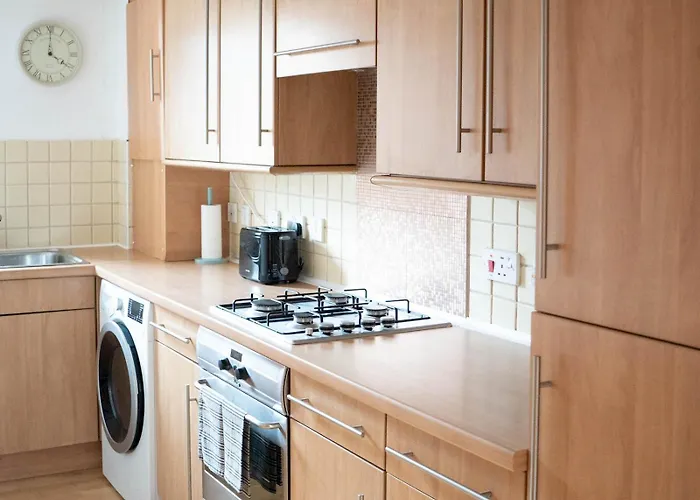 Apartment Perfect Location In Heart Of West End - Pass The Keys