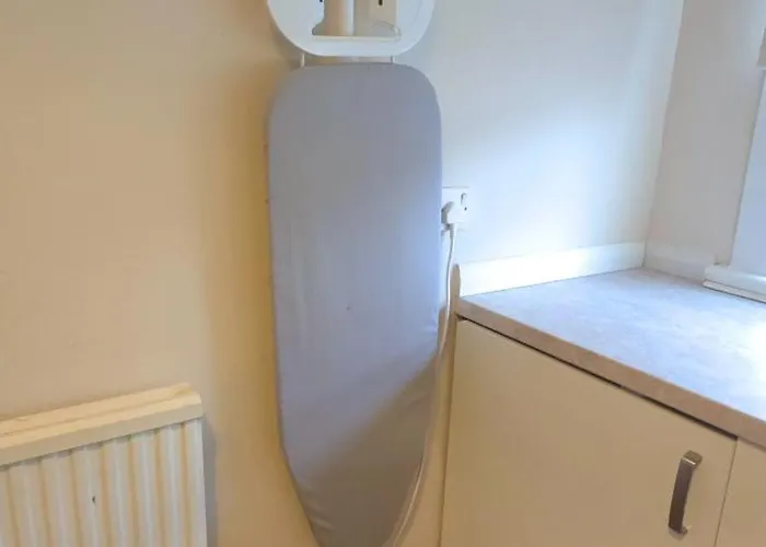 - Beautiful Two Bedroom House In & Free Parking Feriehus