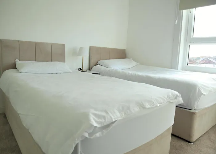 - Beautiful Two Bedroom House In & Free Parking