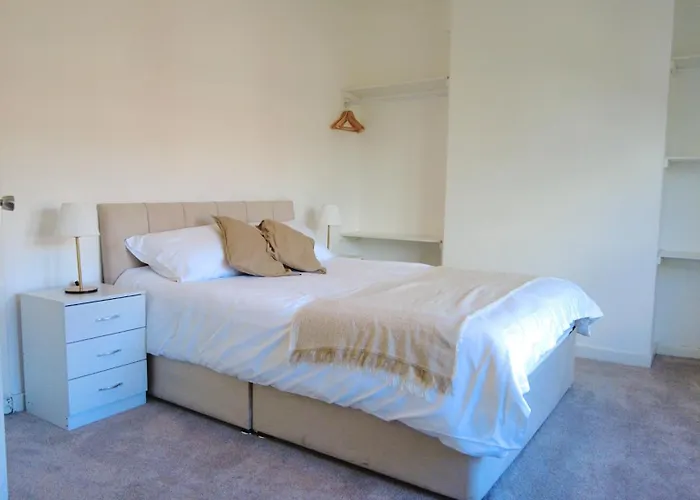 - Beautiful Two Bedroom House In & Free Parking Feriehus