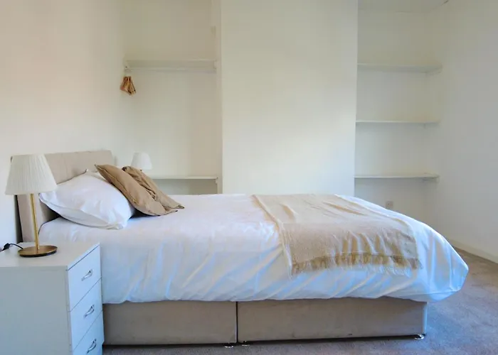 Feriehus - Beautiful Two Bedroom House In & Free Parking Glasgow