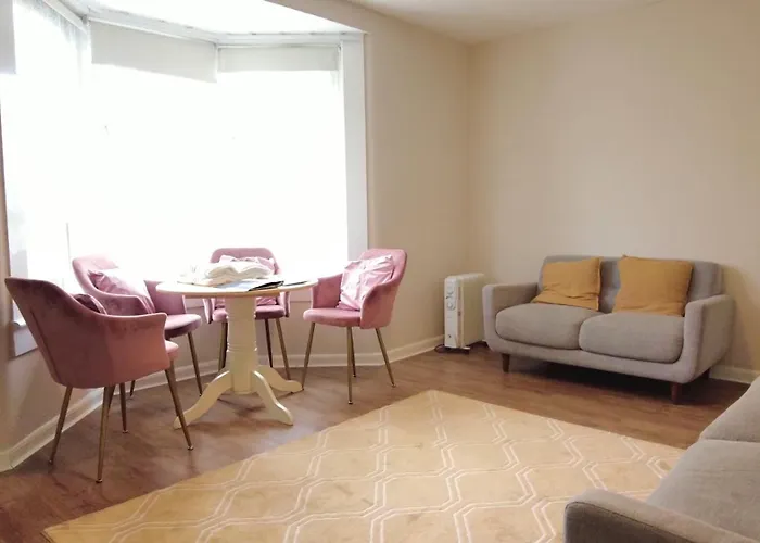 度假居 - Beautiful Two Bedroom House In & Free Parking