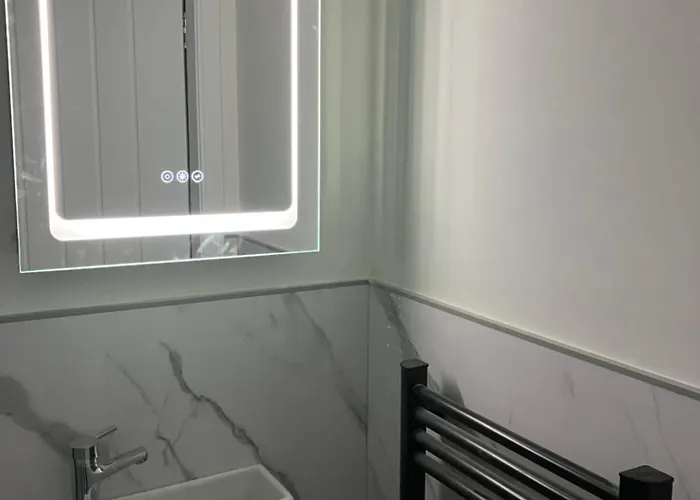 Stunning 3 Bedroom 2 Bathroom West End House With Free Parking And Wi-fi Glasgow