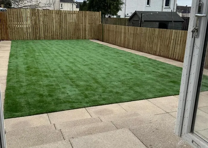 Stunning 3 Bedroom 2 Bathroom West End House With Free Parking And Wi-fi *