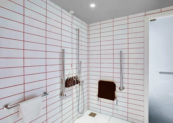 Radisson Red Hotel, Hotell