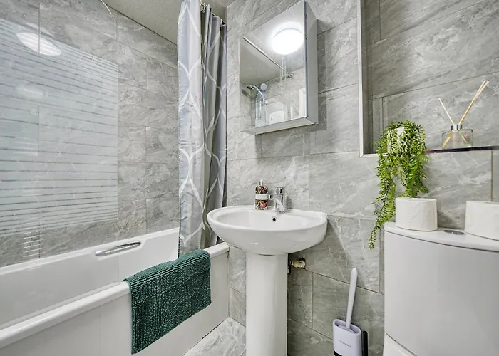 2br Flat With Free Parking In Location Apartamento