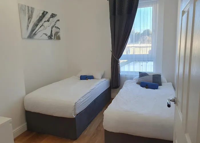 Comfortable And Modern 3 Bedroom Mid Terraced *