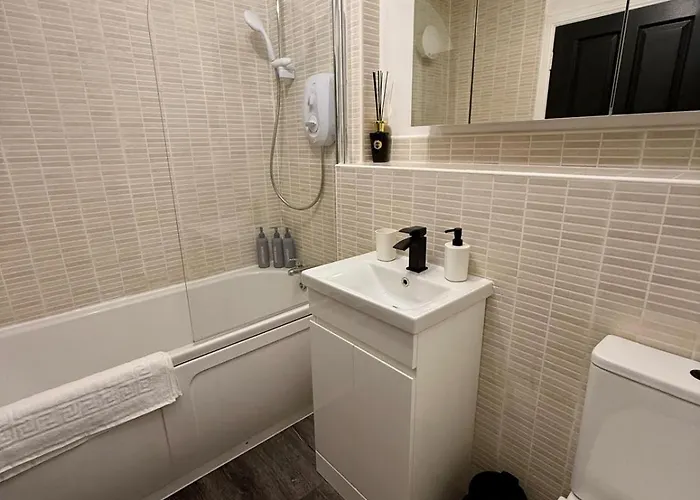 דירה 2 Bedroom Near Centre, Celtic Park And Emirates Arena