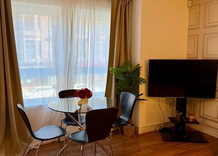 2 Bedroom Near Centre, Celtic Park And Emirates Arena *