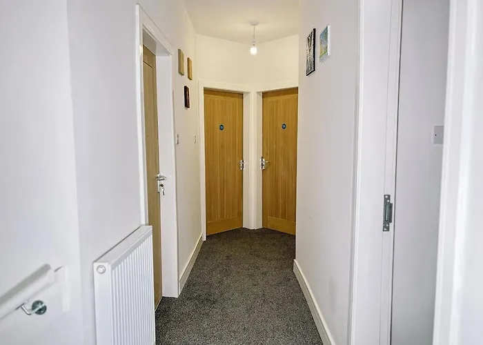 Itohan 3-bed Flat Glasgow