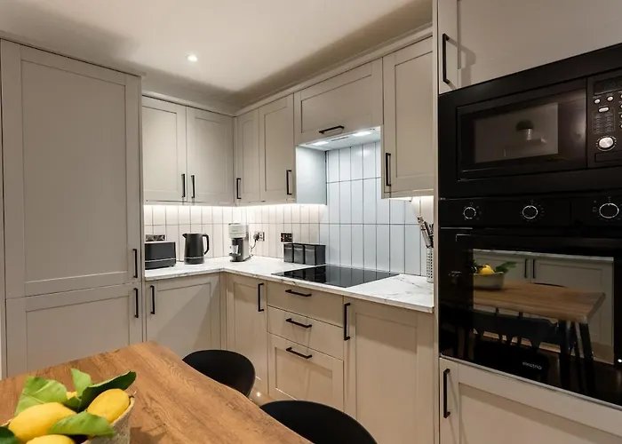 Hamilton - Private Main Door 1br Глазго