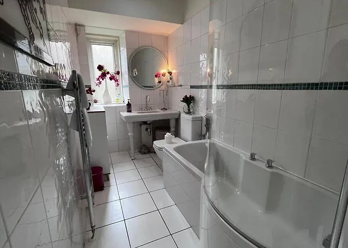 Wonderful 3 Bed West End Flat Apartament *