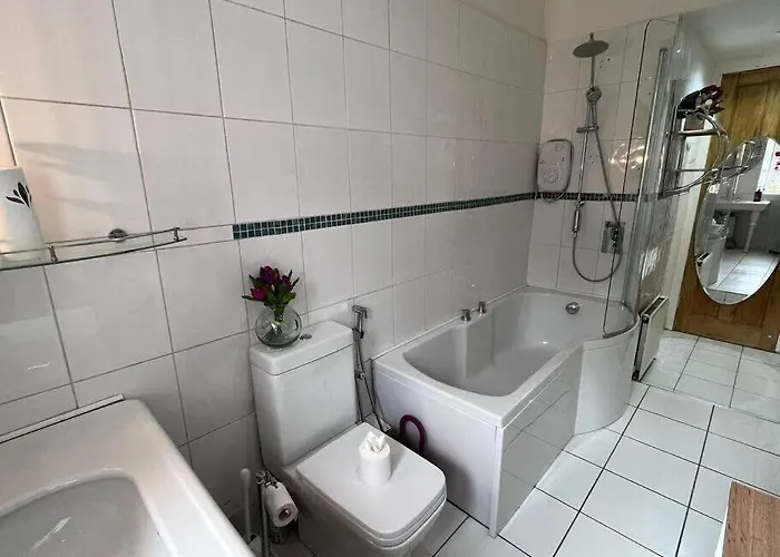 Wonderful 3 Bed West End Flat