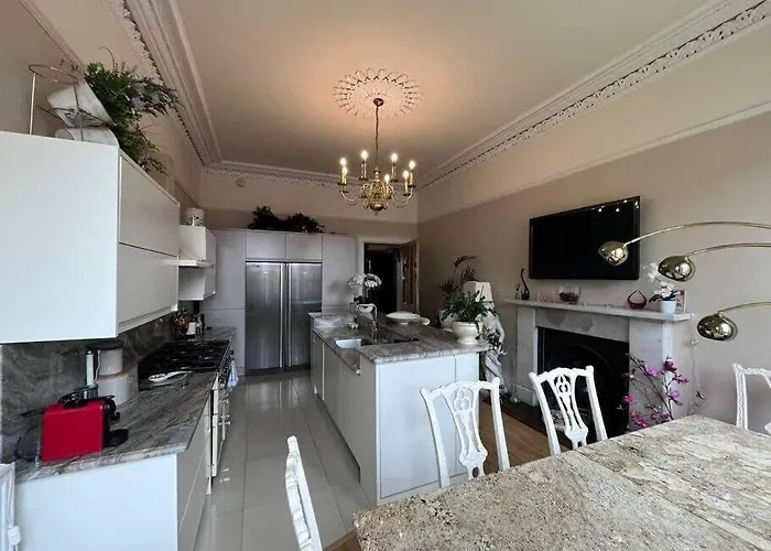 Apartament Wonderful 3 Bed West End Flat