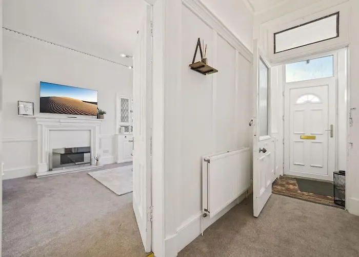 Large Terraced With Parking * Glasgow