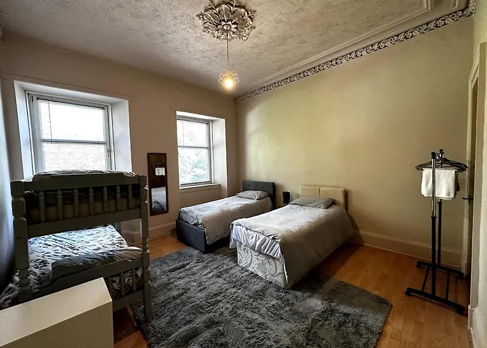 Cheerful 5 Bedroom House Close To West End And Parking