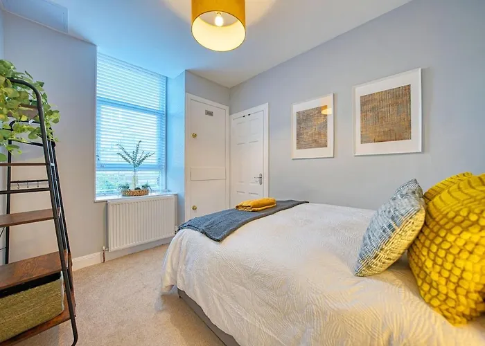 3-bed Flat Free Parking 10 Mins To Centre شقة