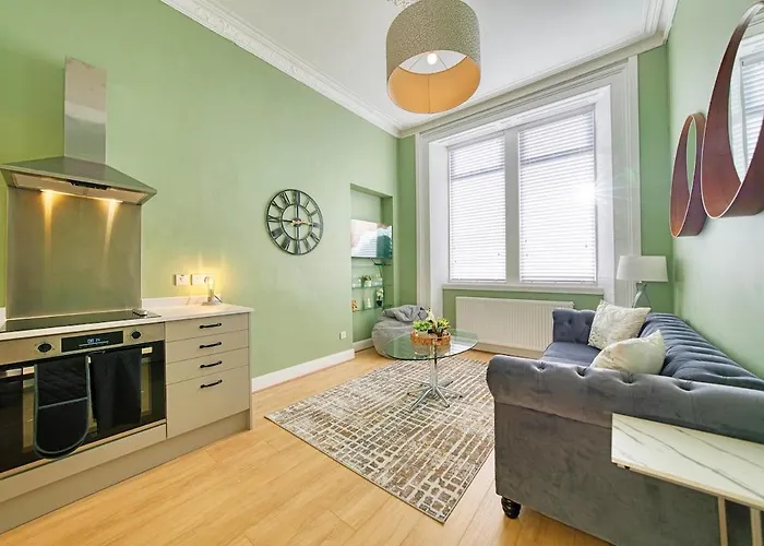 3-bed Flat Free Parking 10 Mins To Centre *