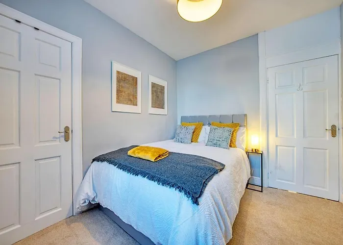 3-bed Flat Free Parking 10 Mins To Centre شقة